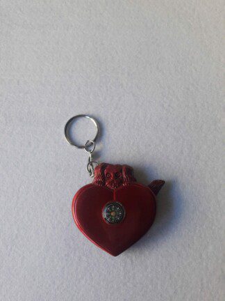 Forma de: corazón (con una pequeña brújula en el centro)