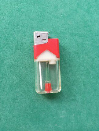 cuerpo transparente con forma de una cajetilla de MARLBORO